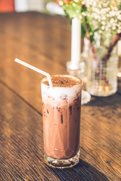 vaso de chocolate helado en café