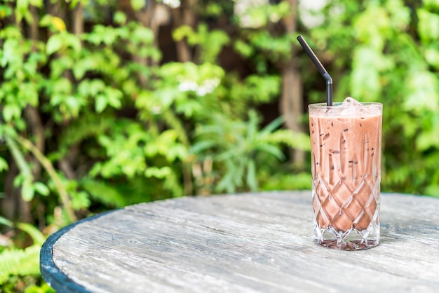 vaso de chocolate helado sobre la mesa