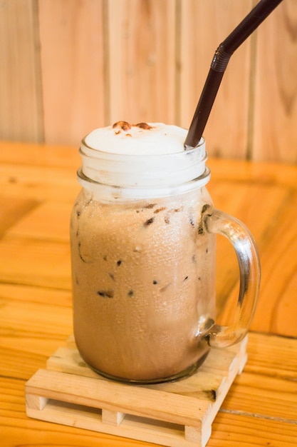 Foto vaso de chocolate con leche helado