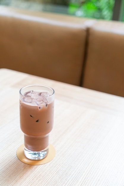 Vaso de chocolate negro helado en cafetería cafetería y restaurante