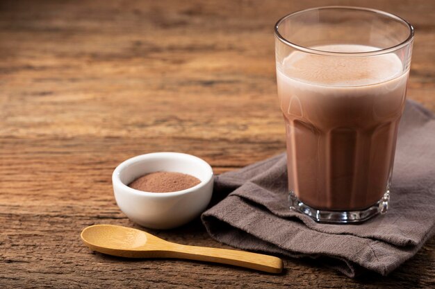 Vaso con chocolate sobre la mesa