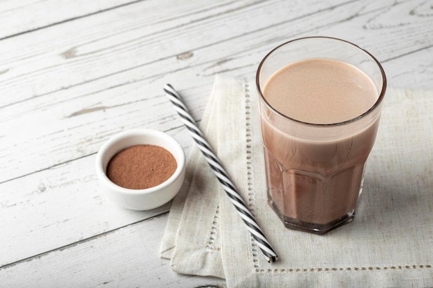 Vaso con chocolate sobre la mesa