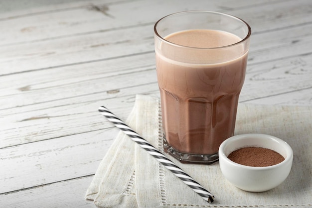 Vaso con chocolate sobre la mesa