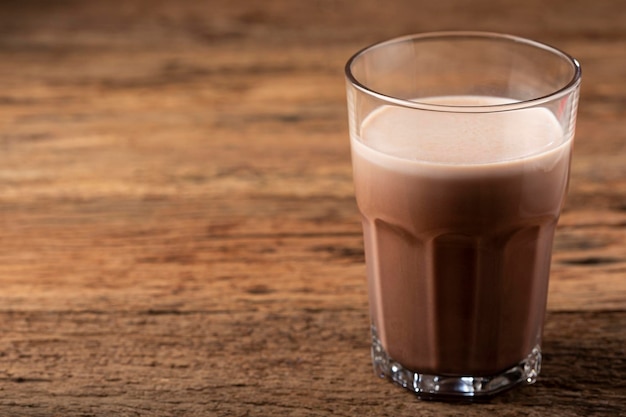 Foto vaso con chocolate sobre la mesa