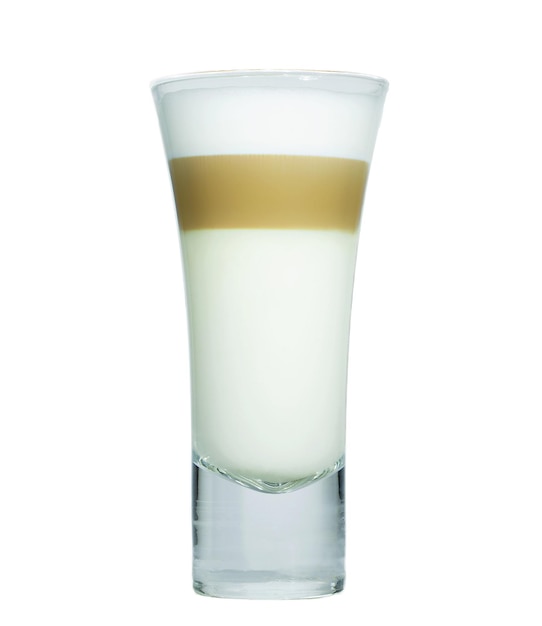 Vaso con cóctel de café con leche clásico aislado en blanco