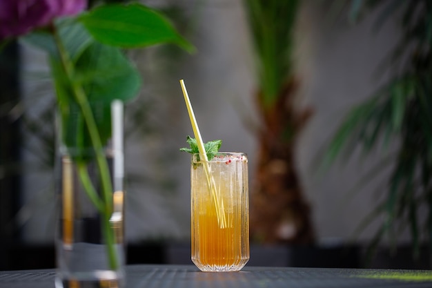 Vaso con cóctel de mojito de naranja con limón y menta, bebida refrescante fría o bebida con hielo sobre fondo brillante. Vista aérea, copie el espacio. Publicidad para el menú del café.