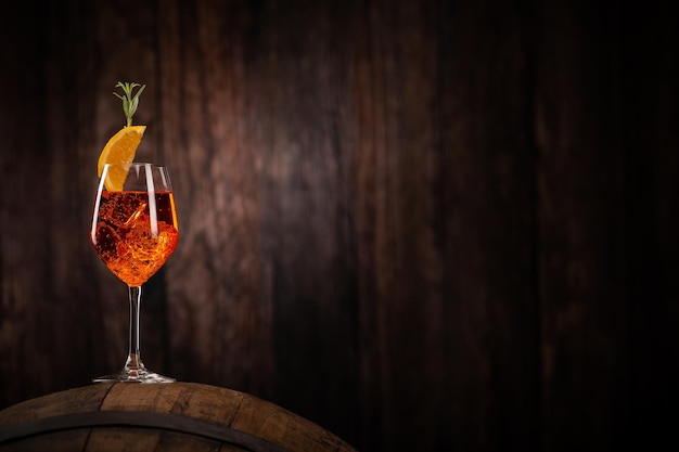 Un vaso de cóctel spritz aperol decorado con naranja en la bodega