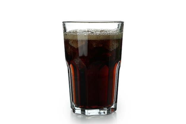 Vaso de cola y cubitos de hielo aislado sobre superficie blanca