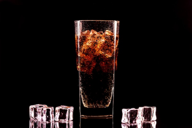 Foto vaso de cola con cubitos de hielo y gotas, aislado y con trazado de recorte