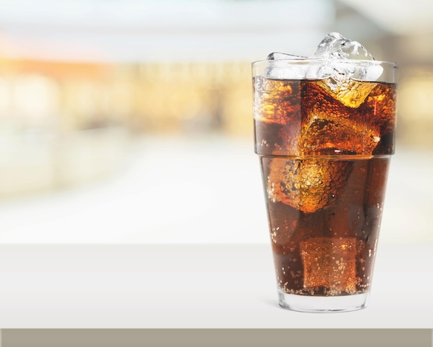 Vaso de cola con cubitos de hielo