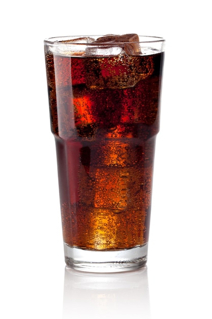 Vaso de cola con cubitos de hielo