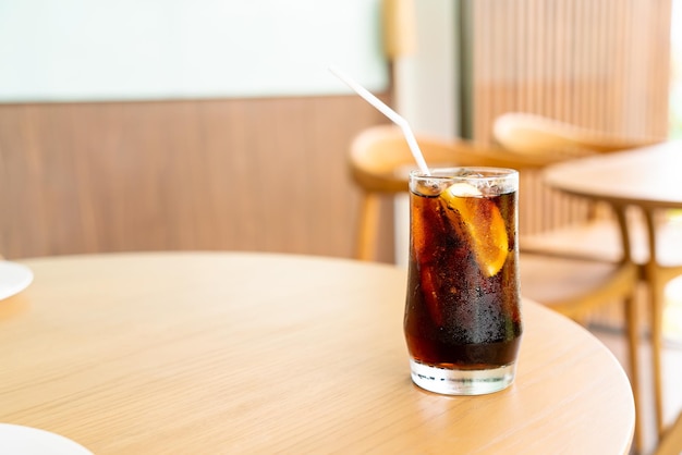 vaso de cola helado con hielo en café y restaurante