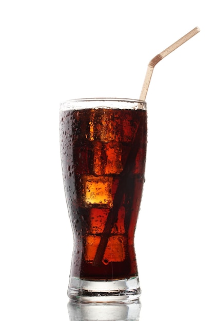 Foto vaso de cola con hielo aislado en blanco