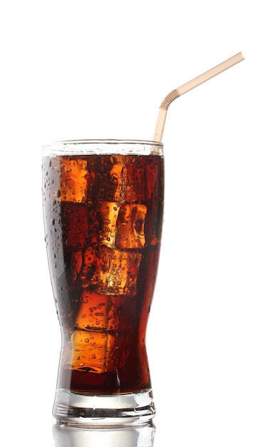 Vaso de cola con hielo aislado en blanco