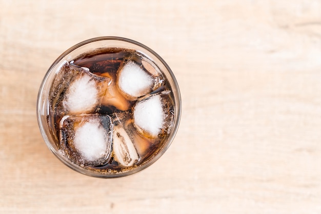 vaso de cola con hielo