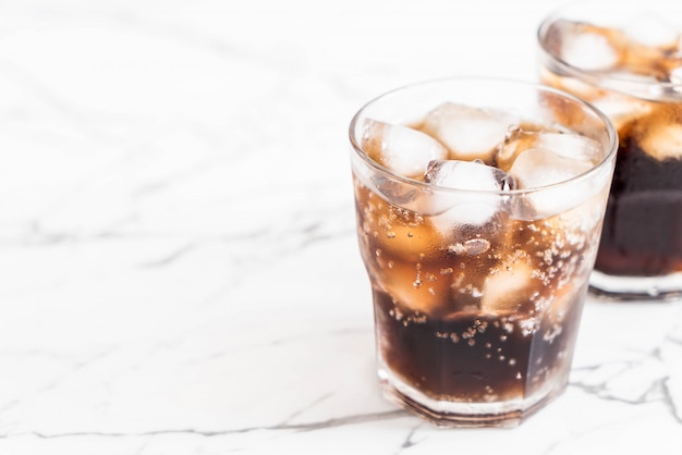 vaso de cola con hielo