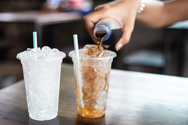 Vaso de cola con hielo