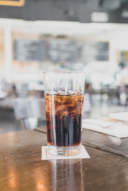 un vaso de cola en el restaurante