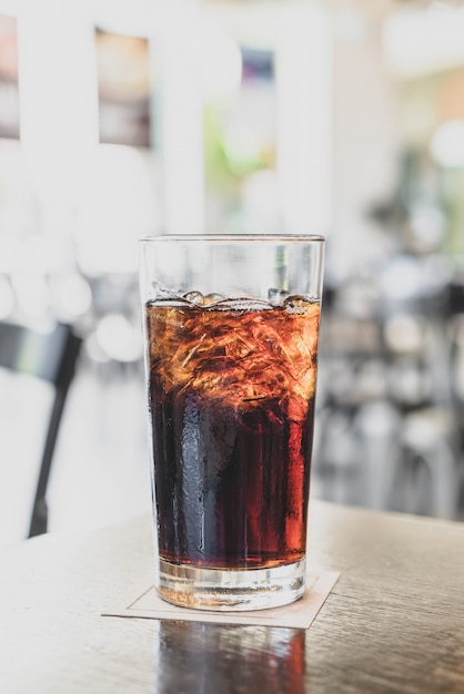 un vaso de cola en el restaurante