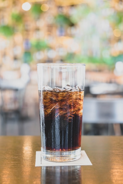 un vaso de cola en el restaurante