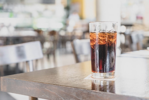 un vaso de cola en el restaurante