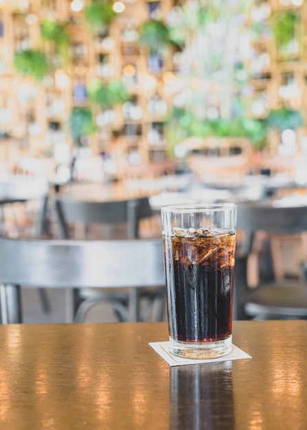 un vaso de cola en el restaurante