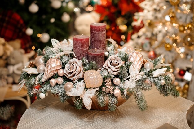 Vaso com decoração de natal, composição de flores e velas