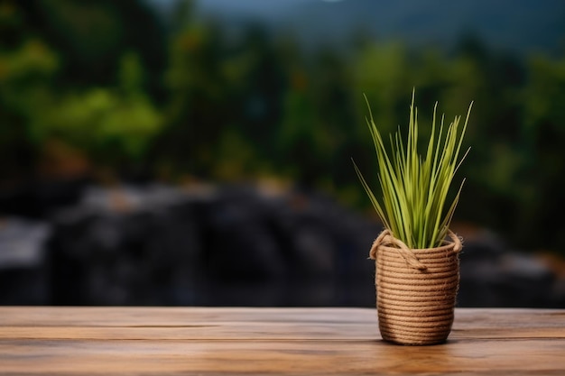 Vaso com flores verdes em uma mesa de madeira com espaço vazio para texto Design minimalista