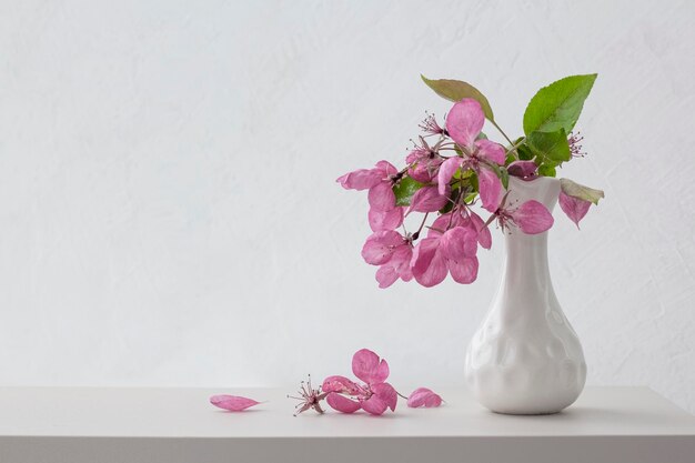 Vaso com fundo claro de flores Copie o espaço