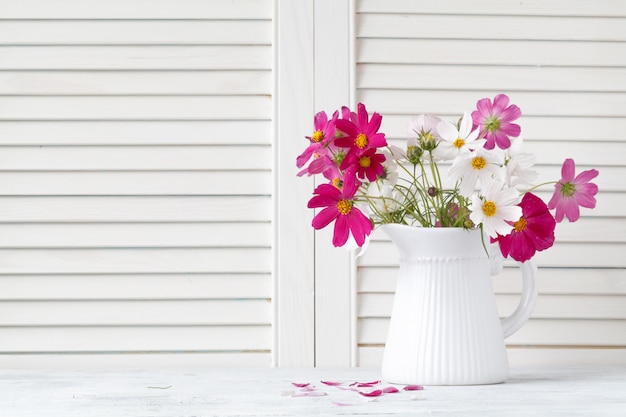 Vaso com lindas flores, decoração de interiores.