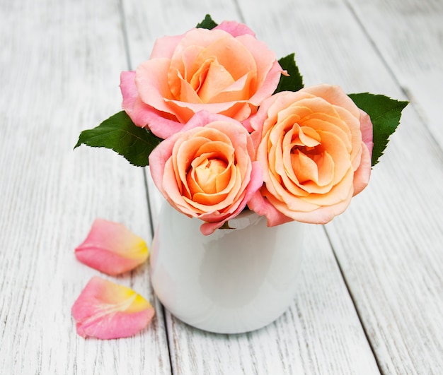 Vaso com rosas cor de rosa