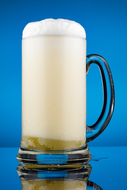 Vaso de cristal para cerveza y mucha espuma.