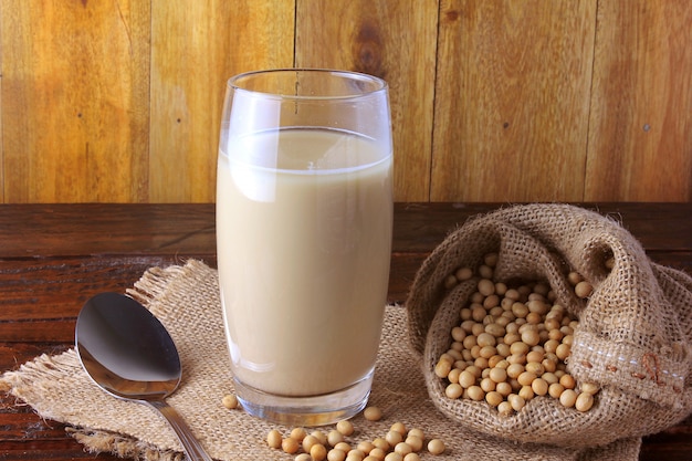 Vaso de cristal con leche de soja fresca.