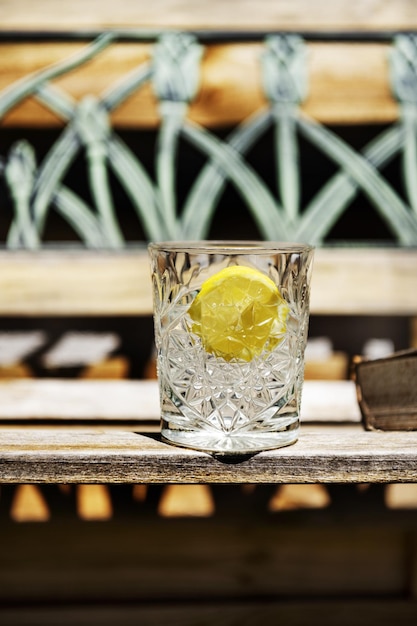 Un vaso de cristal tallado con agua fría