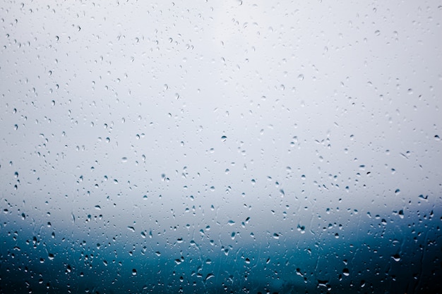 Vaso cubierto con gotas de agua