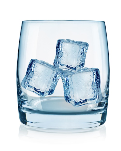 Vaso y cubitos de hielo aislado sobre fondo blanco.