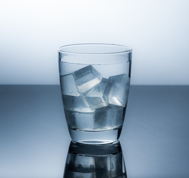 Foto vaso con cubitos de hielo