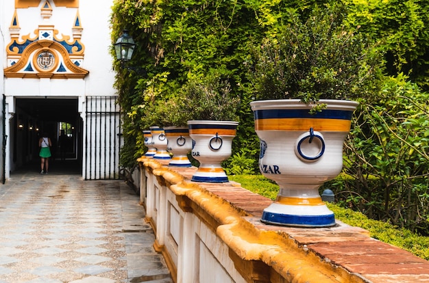 Vaso de cerâmica em labirinto decora o jardim do Real Alcazar de Sevilha