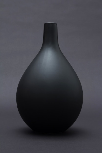 Foto vaso de cerâmica preta fosca com fundo preto isolado