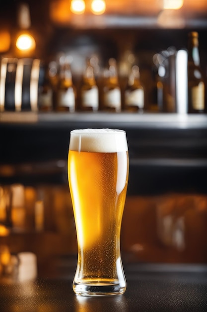 Vaso de cerveja refrigerado no balcão do bar