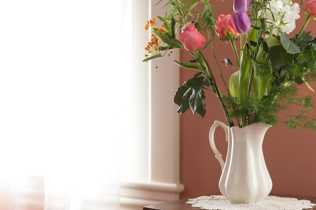 Foto vaso de flores na mesa em casa