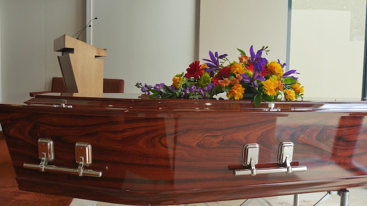 Foto vaso de flores na mesa em casa