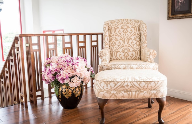 Foto vaso de flores na mesa em casa