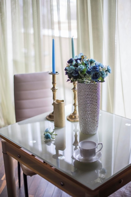 Foto vaso de flores na mesa em casa