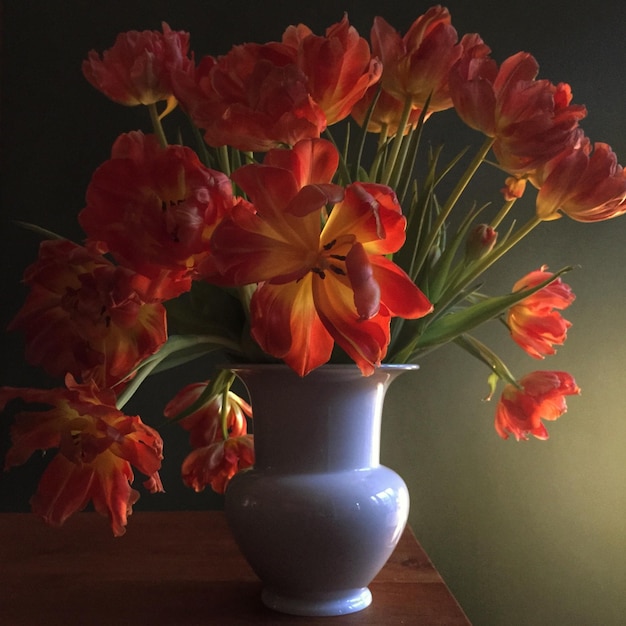 Vaso de flores na mesa