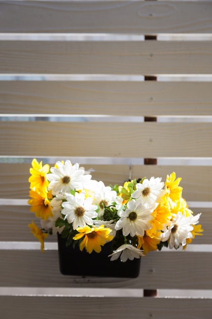 Foto vaso de flores na varanda