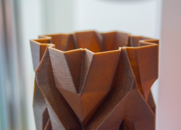 Vaso de objeto de arte impresso em impressora d a partir de plástico castanho derretido com adição de resíduos de modelo de café feito