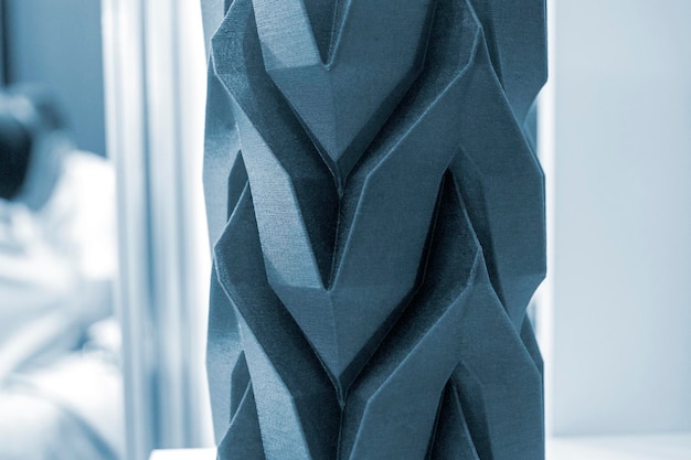 Vaso de objeto de arte impresso em um modelo de impressora d criado por uma impressora d de plástico fundido azul
