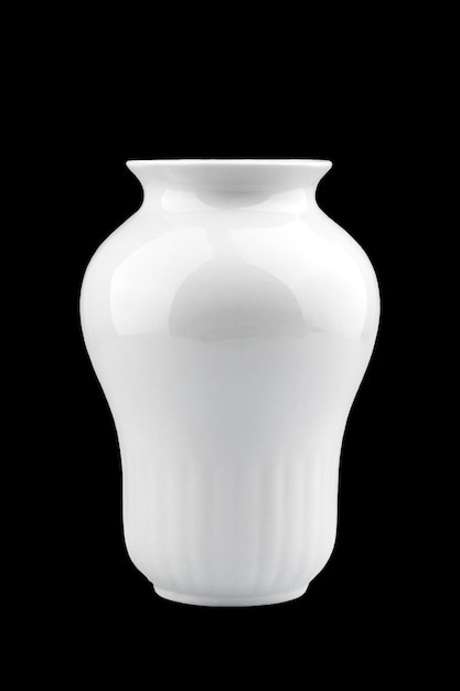 Vaso de porcelana branca com gargalo estreito isolado em fundo preto