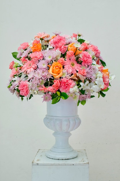 Vaso de vidro com flores, um ornamento bonito em um casamento